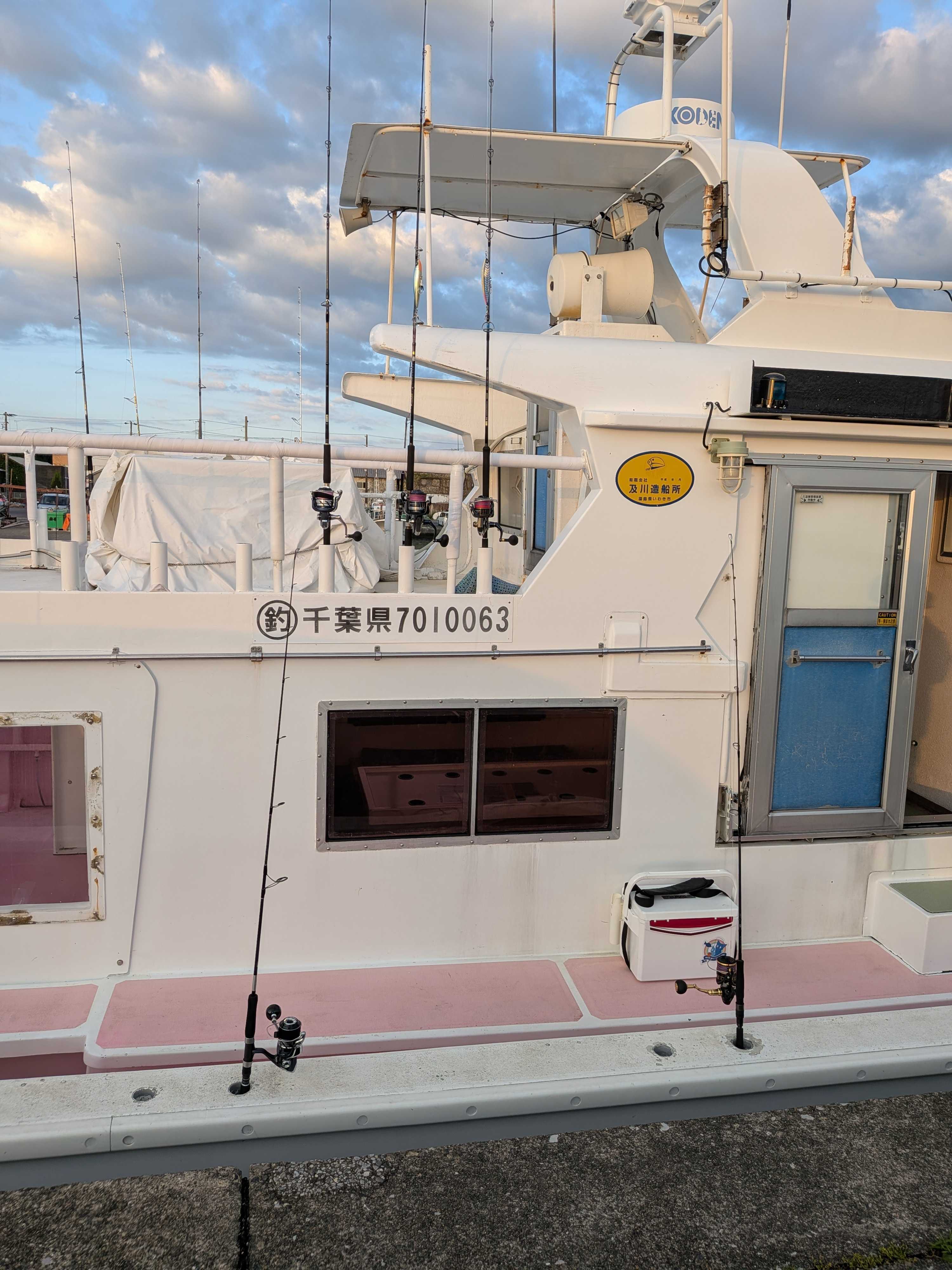 山正丸の船体とロッドホルダーに並ぶタックル